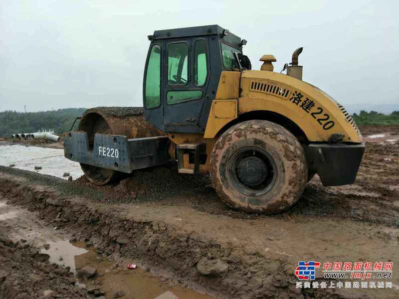 四川出售转让二手8000小时2010年洛建YZ220单钢轮压路机