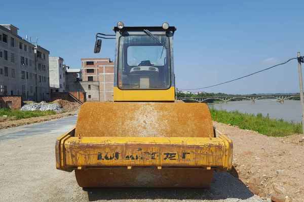 江西出售转让二手6000小时2009年龙工LG520B轮胎压路机
