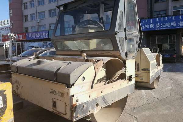 内蒙古出售转让二手10000小时2005年英格索兰DD130双钢轮压路机