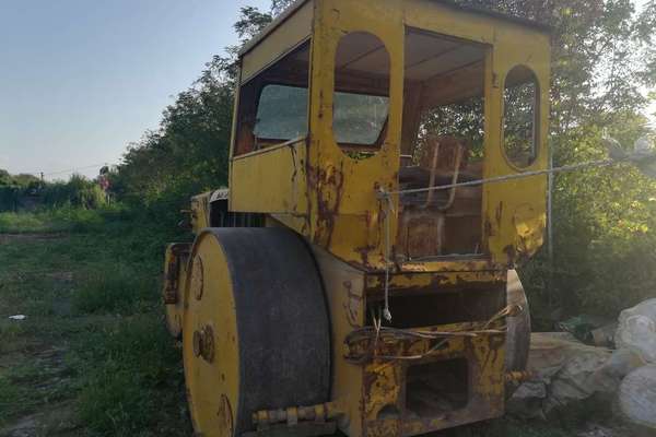 陕西出售转让二手10000小时2005年洛阳路通2YJ8X10三轮压路机