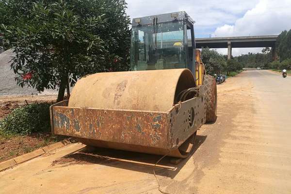 云南出售转让二手4000小时2006年洛建LSS220P单钢轮压路机