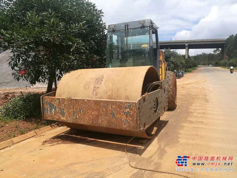 云南出售转让二手4000小时2006年洛建LSS220P单钢轮压路机