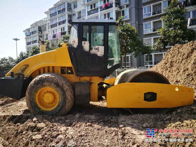 江苏出售转让二手8000小时2009年徐工XD142E单钢轮压路机