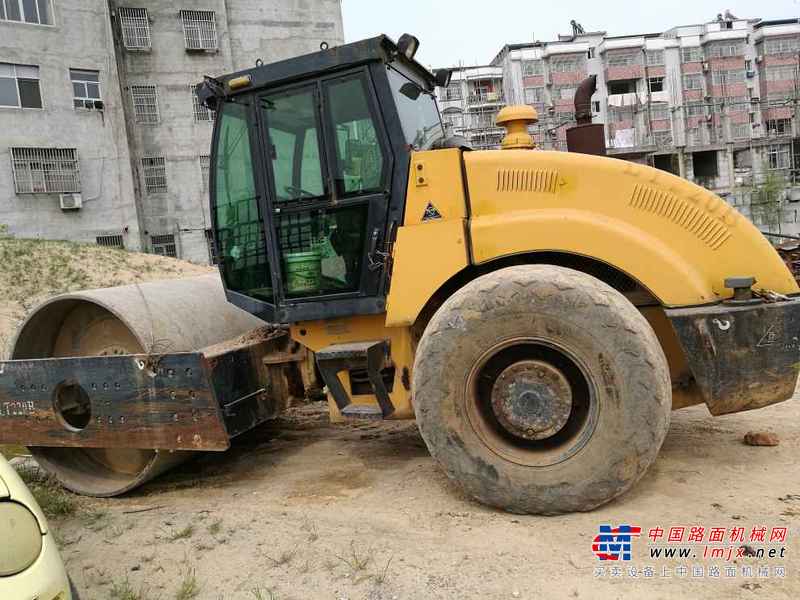 安徽出售转让二手8000小时2009年洛阳路通LT220S单钢轮压路机