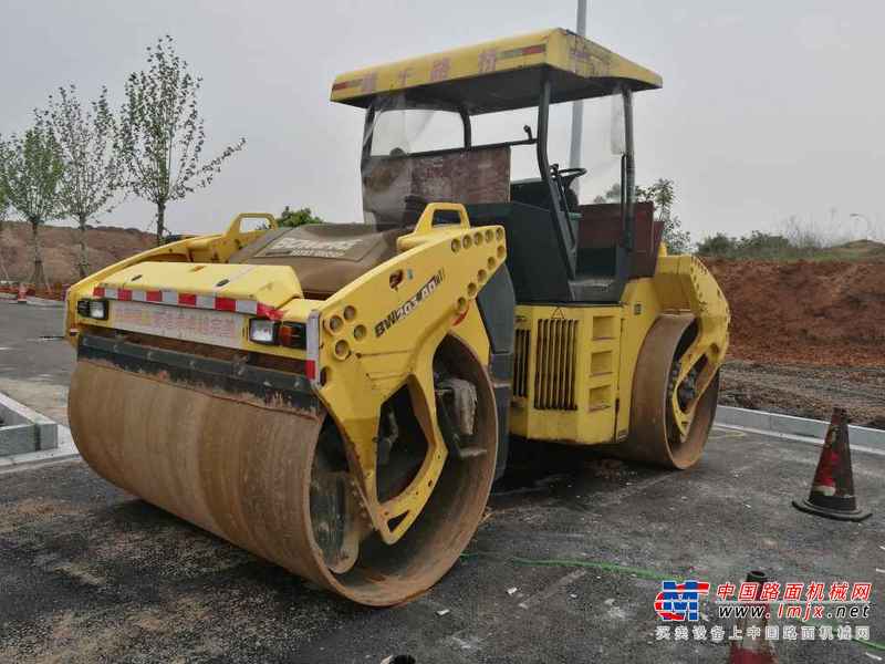 江西出售转让二手6000小时2010年宝马BW203AD双钢轮压路机