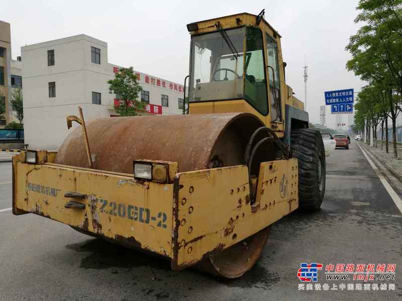 湖北出售转让二手10000小时2005年洛阳路通YZ20B单钢轮压路机