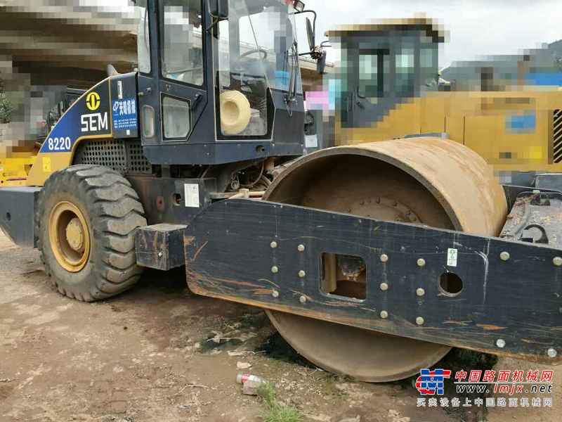云南出售转让二手5000小时2010年山工SEM8220单钢轮压路机