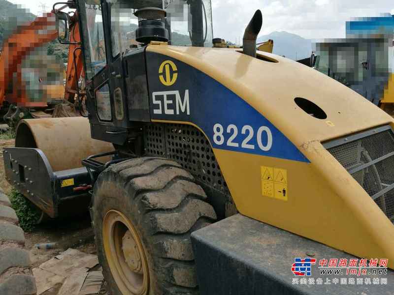 云南出售转让二手5000小时2010年山工SEM8220单钢轮压路机
