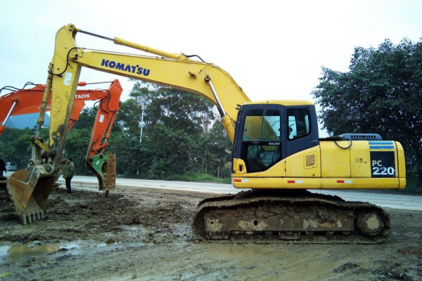 广西出售转让二手14617小时2003年小松PC200挖掘机