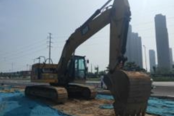 郑州市出售转让二手1883小时2018年卡特323挖掘机