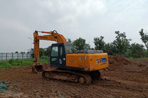郑州市出售转让二手7004小时2012年现代R215-7C挖掘机