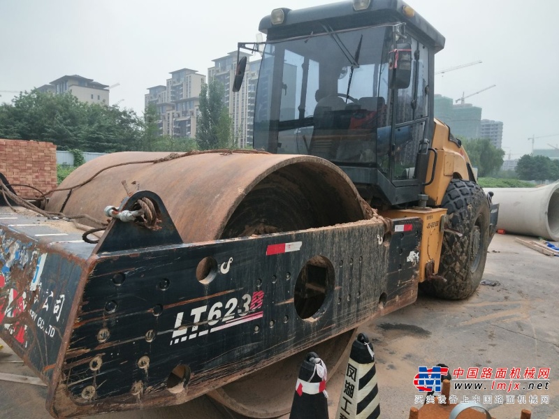郑州市出售转让二手2013年洛阳路通LT622B单钢轮压路机