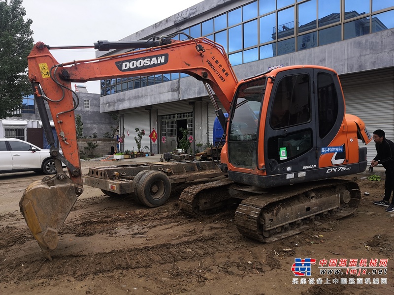 南宁市出售转让二手不详小时2006年斗山DX75挖掘机