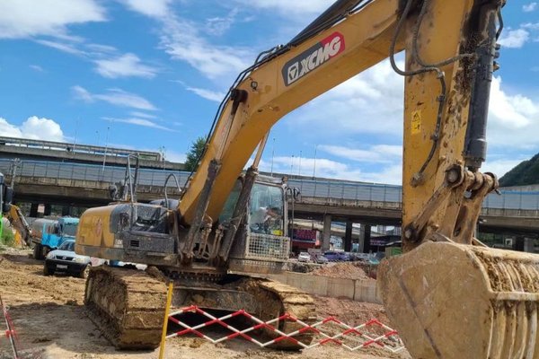 贵阳市出售转让二手不详小时2020年徐工XE370D挖掘机