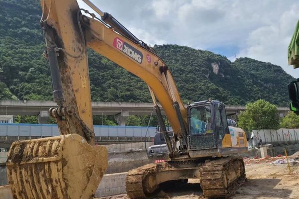 贵阳市出售转让二手不详小时2020年徐工XE370D挖掘机