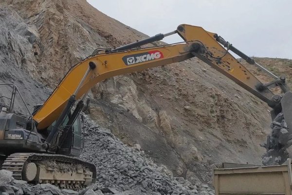 贵阳市出售转让二手不详小时2020年徐工XE370D挖掘机