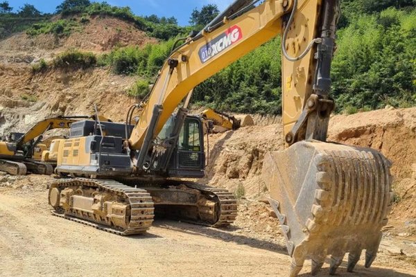 贵阳市出售转让二手不详小时2021年徐工XE470D挖掘机