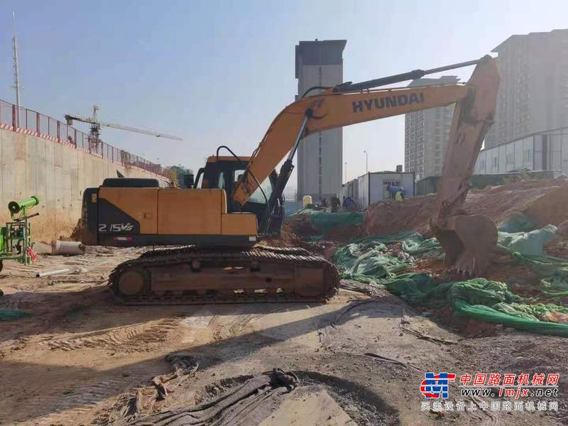 徐州市出售转让二手不详小时2017年现代R215挖掘机