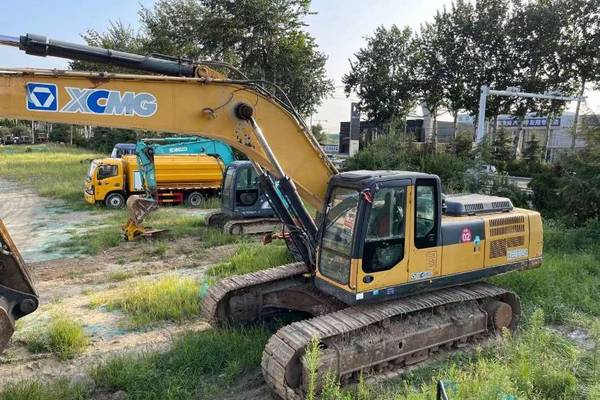 徐州市出售转让二手不详小时2015年徐工XE370D挖掘机