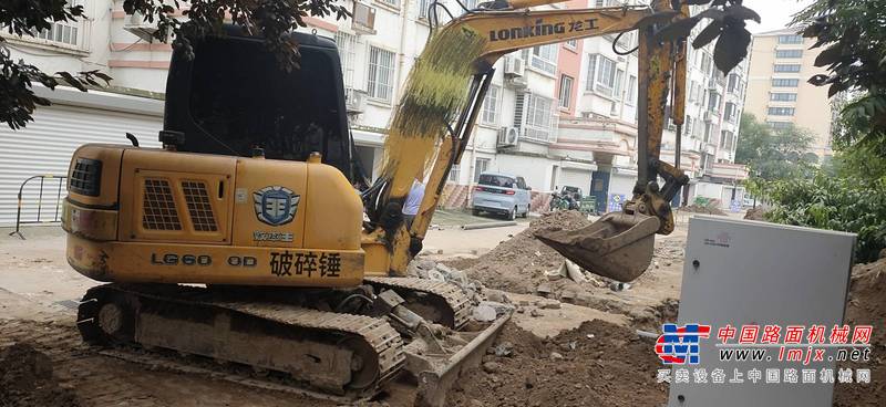 徐州市出售转让二手不详小时2013年龙工LG6060挖掘机