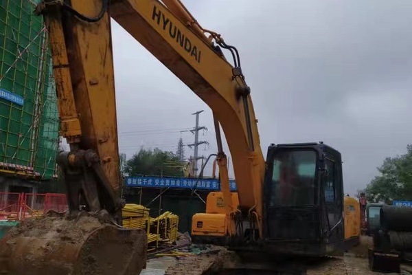 徐州市出售转让二手不详小时2012年现代R215挖掘机