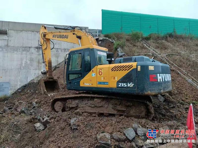 徐州市出售转让二手不详小时2019年现代R215挖掘机