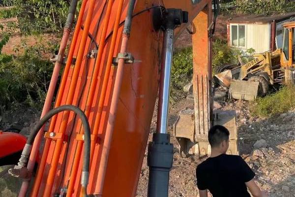 徐州市出售转让二手不详小时2017年斗山DH220挖掘机
