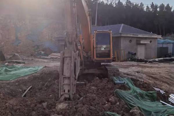 徐州市出售转让二手不详小时2010年现代R215挖掘机