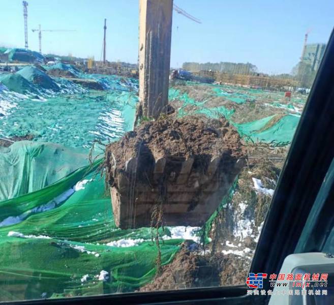 徐州市出售转让二手不详小时2018年现代R215挖掘机