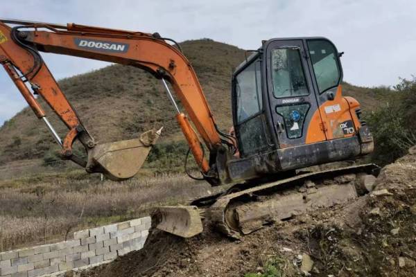徐州市出售转让二手不详小时2014年斗山DX60挖掘机
