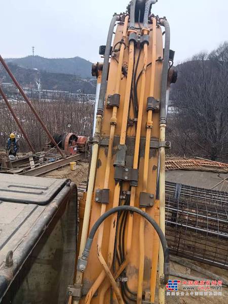 徐州市出售转让二手不详小时2013年龙工LG6225挖掘机
