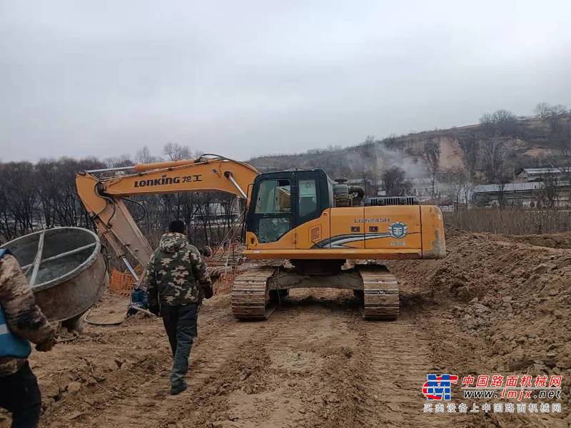 徐州市出售转让二手不详小时2013年龙工LG6225挖掘机