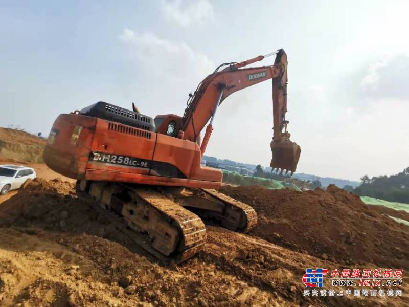 成都市出售转让二手不详小时2014年斗山DH220-9E挖掘机
