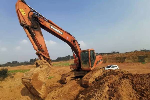 成都市出售转让二手不详小时2014年斗山DH220-9E挖掘机