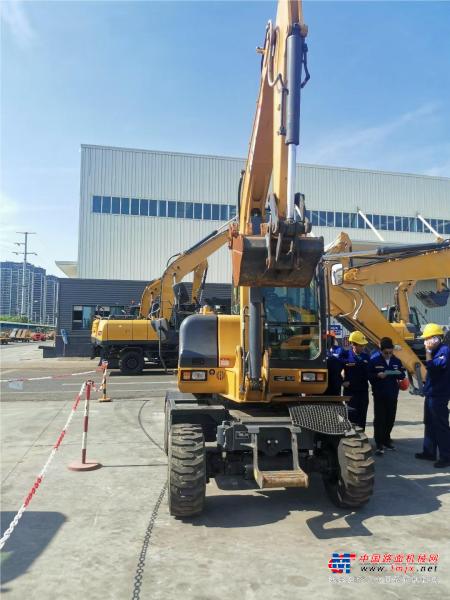 徐州市出售转让二手不详小时2022年徐工XE60WD挖掘机