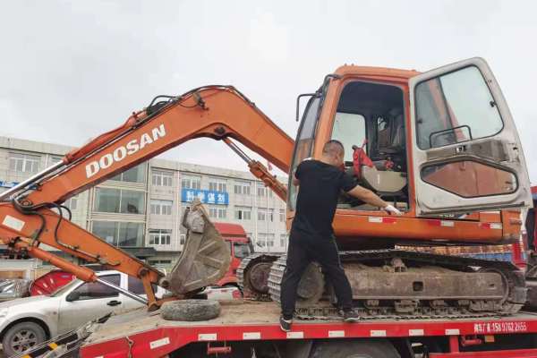 朝阳市出售转让二手不详小时2010年斗山DX80挖掘机