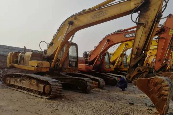 石家庄市出售转让二手不详小时2000年雷沃重工FR260-7挖掘机