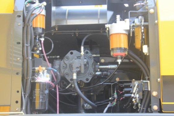 【性能优越】采用独有的阀芯行程控制（SSC），能根据使用者的作业状况、对液压泵进行可变控制，进一步提高了作业性能。