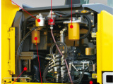 【燃料堵塞減少】燃料粗濾器能減少燃料堵塞、減少問題的發生。另外燃料、燃料 過濾器等的集中配置也考慮了檢查更換作業。