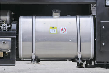 【多圖】三一STC700T汽車起重機大容量燃油箱細節圖_高清圖