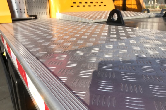 【全铝合金外围】走台板、挡泥板等外围采用铝合金材料，美观、不生锈。