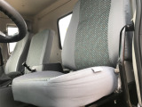 【氣動座椅】駕駛位采用氣動防震，安全舒適；前後、上下調節範圍大；副駕雙座椅。