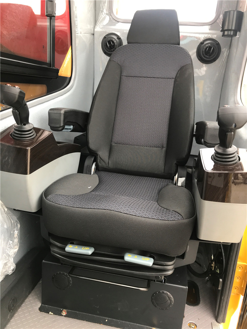 【多图】三一STC900T7汽车起重机可以躺的座椅细节图_高清图