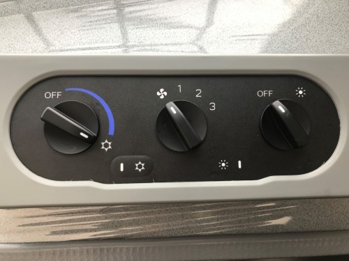 【冷暖集成式空调控制器】冷暖智能集成控制，轿车体验，操作便捷。