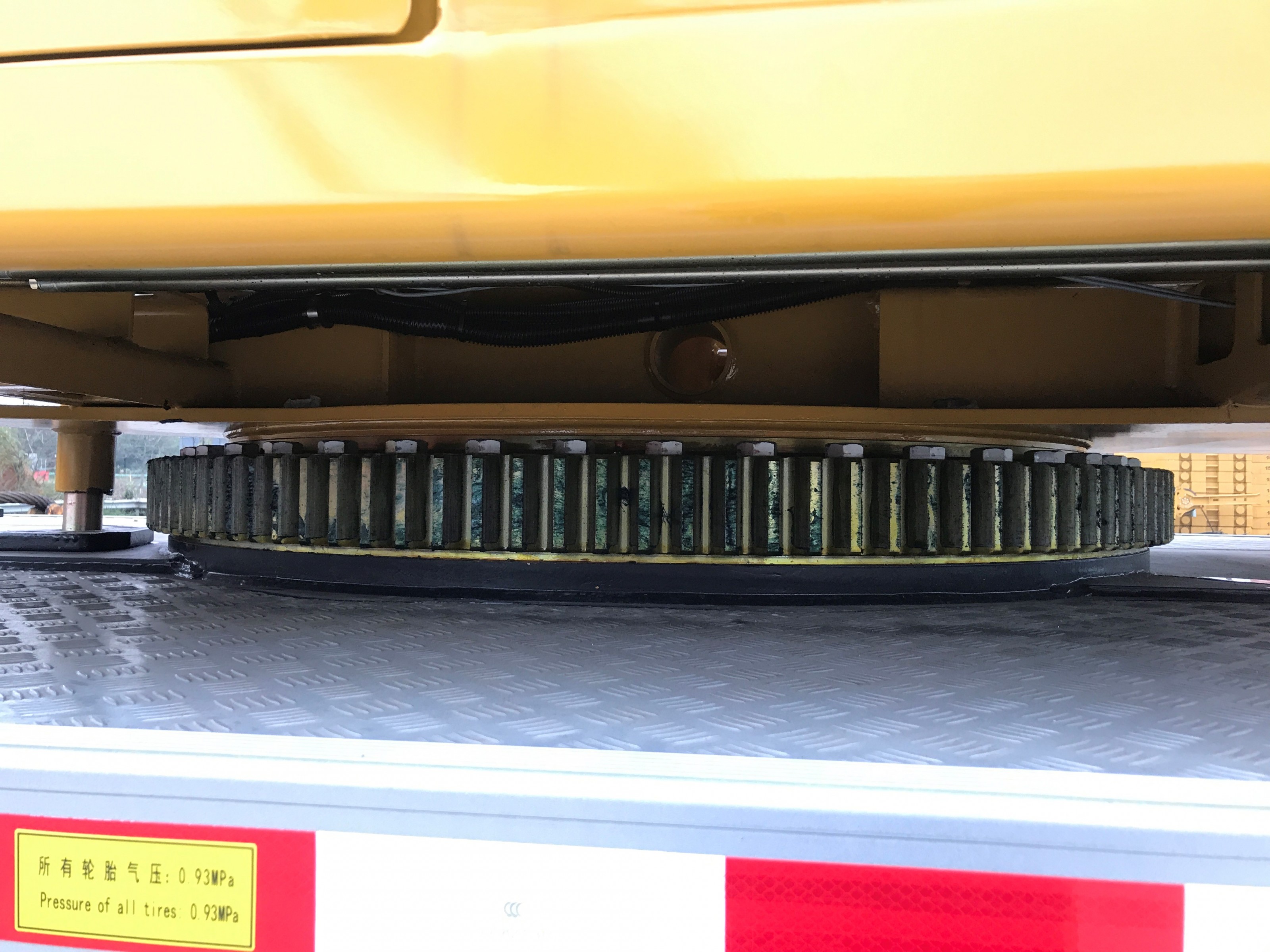 【Safety distance】Sufficient safety distance: The distance between the platform and the operator’s cab is up to 240mm, ensuring no scratching to the operator’s cab during swing.