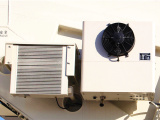 【上车空调】回转与上车空调液压系统分别用两泵作为动力源，两系统互不干扰，解决夏天回转与空调互相影响的缺点。