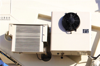 【上车空调】回转与上车空调液压系统分别用两泵作为动力源，两系统互不干扰，解决夏天回转与空调互相影响的缺点。