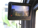 【卷揚監控】卷揚監控係統采用7寸顯示屏，配置兩個攝像頭，主副卷揚監控影像可進行切換或分屏，帶來更寬敞舒適的作業環境。