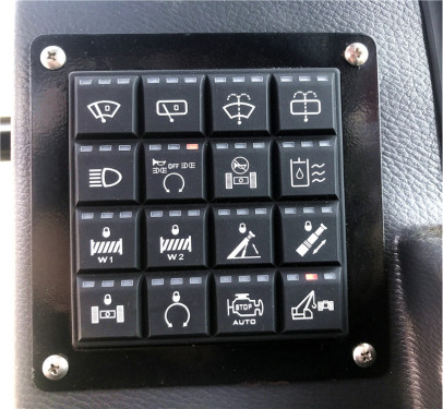 【薄膜按鍵開關】采用全新薄膜按鍵開關，帶狀態顯示，按鍵麵板觸手可及，方便操控。
