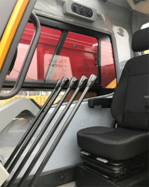 【Cab space】Internal space optimization: The electrical control box is relocated outside the operator’s cab, the seat width ifs increased to 450mm, the leg space is increased by 30%, and door opening is increased by 20%.